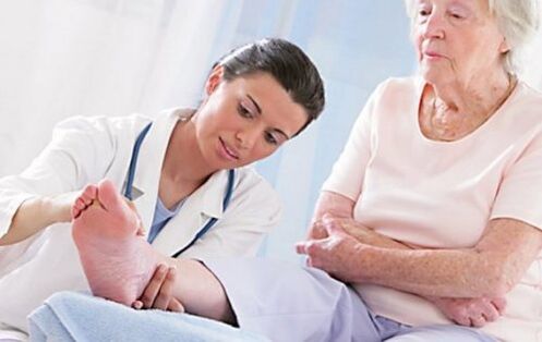 Konsultieren Sie einen Arzt, wenn Sie Symptome von Krampfadern haben.